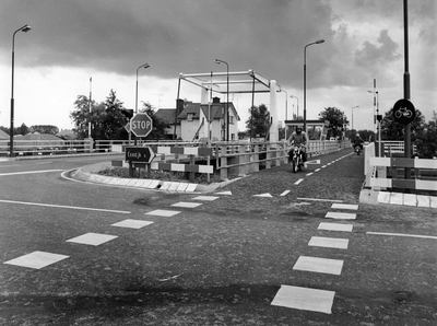847499 Gezicht op de Eembrug (fiets- en de verkeersbrug) bij Baarn in de Bisschopsweg (de T06, de tertiaire provinciale ...